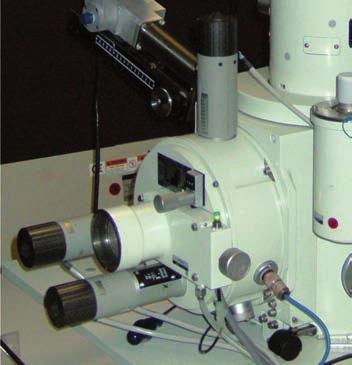 Leeuwenhoek mikroszkópja Ez a kis szerkezet a mai értelemben véve nem mikroszkóp, mivel csak egyetlen lencséből áll.