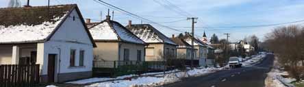 Jellemző az oldalhatáron álló beépítés, előkert elhagyásával.
