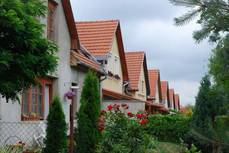 Földszintes ill földszint + 1 emelet szintszámmal, sok esetben utcafronti garázzsal, beállóval.