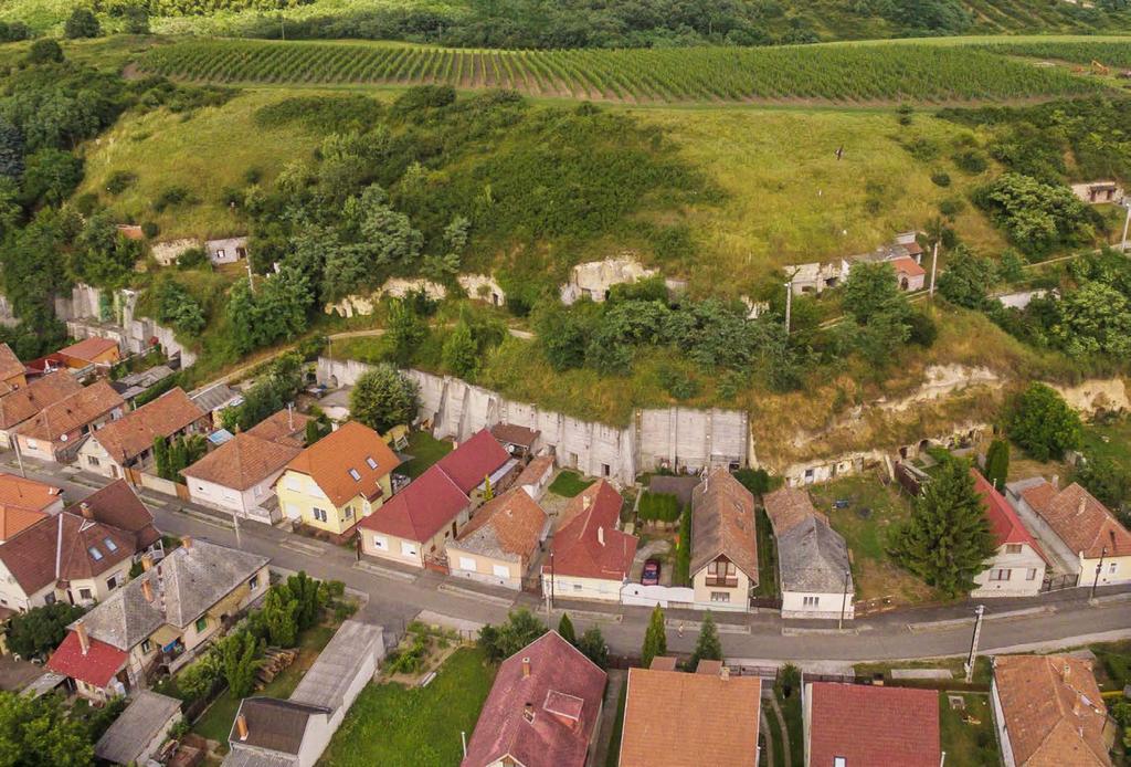 zsalukő) támasztották meg a pince homlokzatát, különböző előtetőket építettek.