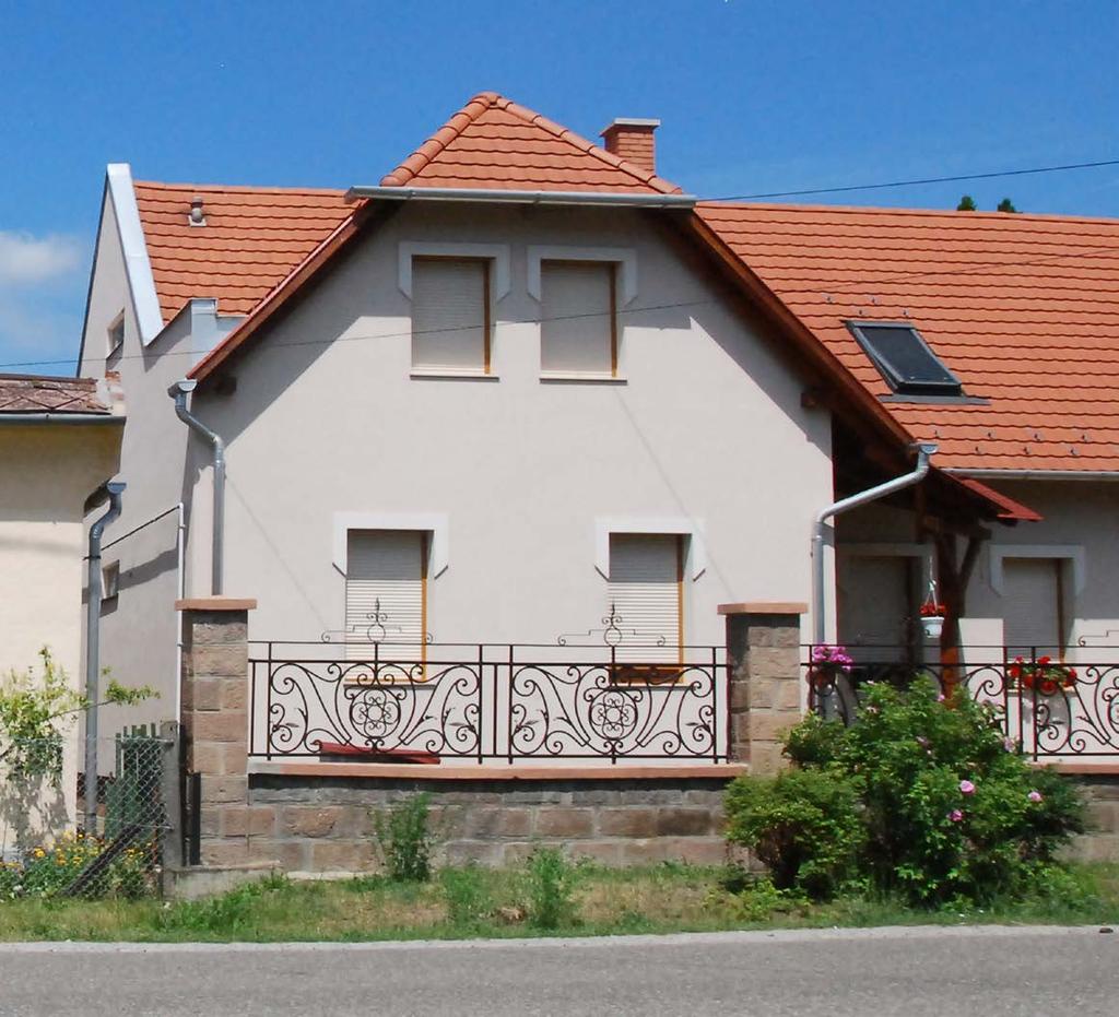 5.2.6 SZÍNEK, ANYAGHASZNÁLAT AJÁNLOTT TETŐFEDÉSEK 5.2.7 ABLAKOK, AJTÓK, árnyékolók Ostoroson a kertvárosiass házak esetében is jellemzően valamilyen világos, fehér, halványsárga szín a meghatározó és