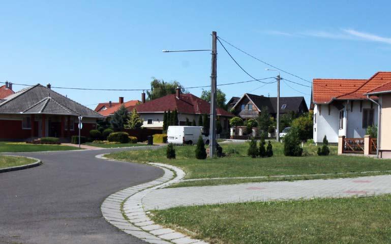jöttek létre, addig az utóbbi évtizedekben az újonnan kiszabályozott lakóterületeken dominálnak a geometrikus vonalvezetésű utcák, valamint az építtetői igények közt a falusi életformához igazodó,