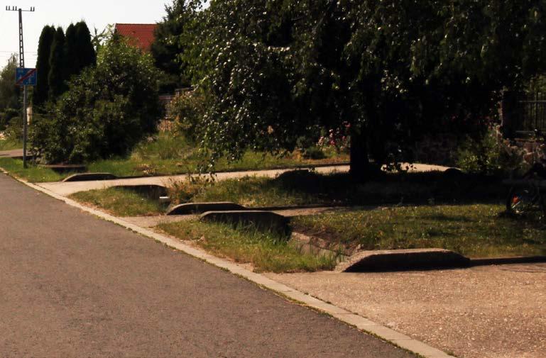 Javasoljuk a zöld árkok kialakítását, melyek mesterséges stabilizálásához a tömör beton elemekkel szemben előnyben kell részesíteni a rácsos, vízáteresztő megoldásokat.