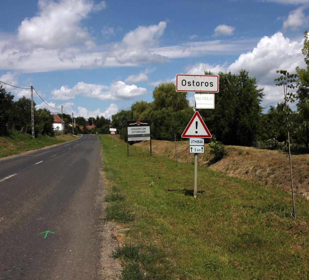 Ezt követően a jobb oldalon fiatal hársfasor kíséri az utat az első lakóházakig. Ebből az irányból a település kapuja megelőlegezi a bizalmat a falu egészére nézve.