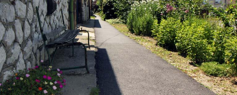 lakóparkban található játszótéren semmilyen utcabútor nem található. Hulladékgyűjtőből is kevés található.