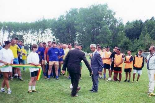 A felújított sportpálya átadása 2000-ben, a szalagot Nagy Károly és Bödők József vágták el és a kezdőrúgást ők végezték. A kép jobb szélén Polgár Tibor polgármester.