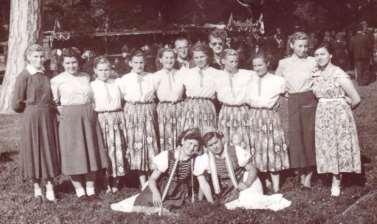 aratóünnepséget tartottunk. Az aratókoszorút végigvittük a falun, dalolva, táncolva. Este meg aratóbál volt, az egész falu mulatott.