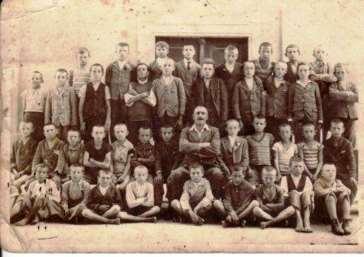 Galéria A csicsói római katolikus egyház Elsőáldozók, 1943, a zárda udvarában Király József esperes és plébános, az apácafőnök-asszony, a kispap.