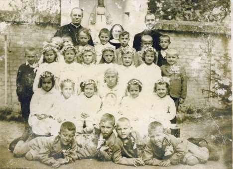 Alatta lévő sor, balról: Varga József, Magyarics Julianna, Riedlmayer Erzsébet, Gulyás (Komjáthyné) Edit, Szejszinger Mária, Szalay Mária, Magyarics Magdolna, Gőgh Zoltán.