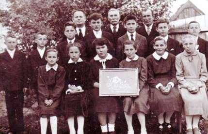A csicsói református egyház Konfirmáció (ágendázás), 1958. május 18., Csicsó, a parókia udvara Fentről lefelé és balról jobbra: Mikes László ref.