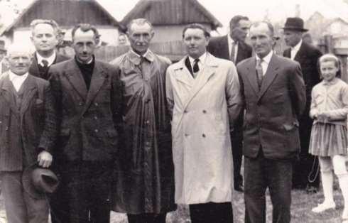 Décsi Ilonka, Incédi Aranka*, Mikes Márta, Szabó Ilonka, Fél Katalin, Ádám Éva. *Kolozsnémaiak A képen Szép Kálmán egyházfi, Nt. Mikes László ref.
