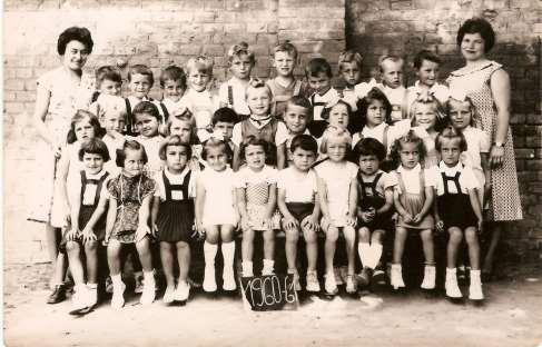 Ez már magyar óvoda. 1954/55, Magyarics Ferdinándné, Bokor Magda, Lancz Józsefné és az óvodások. Csicsói óvodások, 1960 61. Tanítónők: Bokor Magda és Szüllő Gyuláné Farkas Etel.