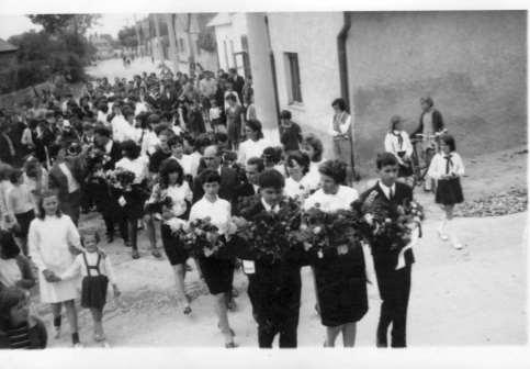És ballag az osztály 1967-ben. Visszaút a kastélyhoz a Felső utcán, az Országúton keresztül. Décsi Teréz az egyik osztály főnöke, Kovács Ferenc a másik osztályé, Fördős Kálmán igazgató.