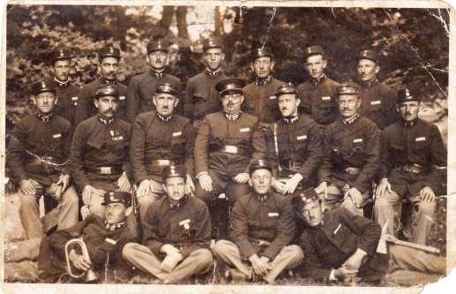 Önkéntes Tűzoltó Testület Önkéntes Tűzoltó Testület, 1940-es évek. Felső sor balról jobbra: Németh Vince, Alsó u., Nagy Dénes (dohányos), Árokhát, Décsi Lajos, Felső u.