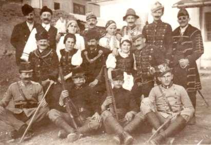 Színjátszók 1941. márc. 15. A Csínom Palkó című színdarab szereplői a régi ref. parókia udvarán.