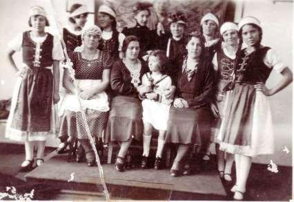 Papp Dénes, Bödők Etus, Domonkos Gyula; Bödők Józsi, Mészáros Lajcsi, Domonkos Elek (kis), Nagy Dini. Színjátszók, 1934 35. Kismama című színdarab szereplői, a ref.