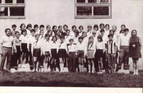 Énekkarok 1972, a Csicsói Magyar Tannyelvű Alapiskola énekkara Wurcel Gábor tanító úr (balról) vezetésével, Komlósy Judit (jobbról).