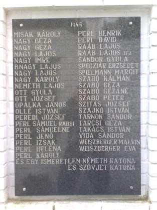 A zsidó családok felsorolásában szereplő nevek (előző írás) és a táblákon feltüntetett nevek nem egyeznek teljes mértékben.