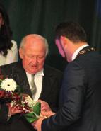 később Surányba költöztettek, akárcsak az ipari szakközépiskoláéhoz. Ott volt városunk öt alapiskolájának építésénél.