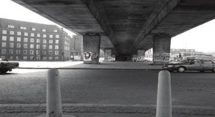 A modernizmus urbanizációs elvei az indusztrializáció által létrehozott élhetetlen városi körülményekhez hasonlóan bár más szempontból szintén élhetetlen városokat teremtettek.
