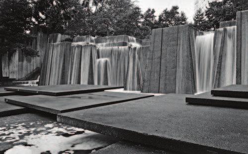 ábra Lawrence Halprin: Freeway Park Seattle, 1976. [www.wikipedia.com] / Ira Keller Fountain Portland, 1970. [www.flickr.