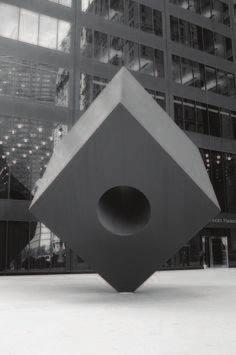 posztmodern filozófiából. 93 Másrészről a program művészeti szempontból elsődleges célja a közönség számára megteremteni a lehető legjobb kortárs művészet megtapasztalásának lehetőségét.