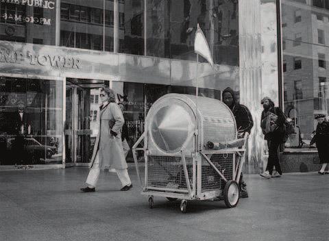 ábra Martha Rosler: If You Lived Here, 1989. [e-flux.com] A hajléktalanság témája a kritikai munkák tekintetében kitűntetett szereppel bír, ezt támasztja alá a fellelhető példák sokasága is.