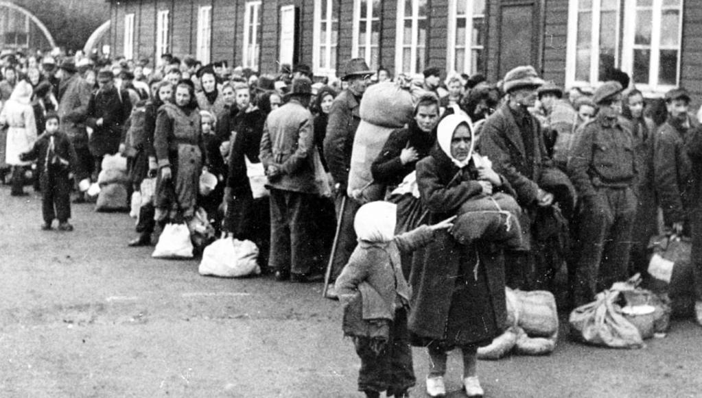 GYORSÍTOTT ELJÁRÁS Varga Volksbundról vallott felfogása megegyezett a magyarok többségének véleményével: a volksbundista hazaáruló. Peyer Károly 9 a Szociáldemokrata Párt XXXIII. kongresszusán, 1942.