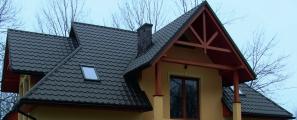 mint pl. szellőző kémények vagy antennák, ajánlatos EPDM (öregedésálló) gumiból készült gallérokkal védeni.