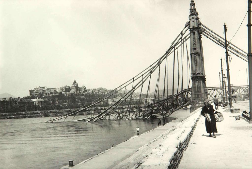 Roncsok 1945 januárjában a többi budapesti hídhoz