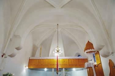 A déli fal középsô szakaszában nyílik a templom másik bejárata.