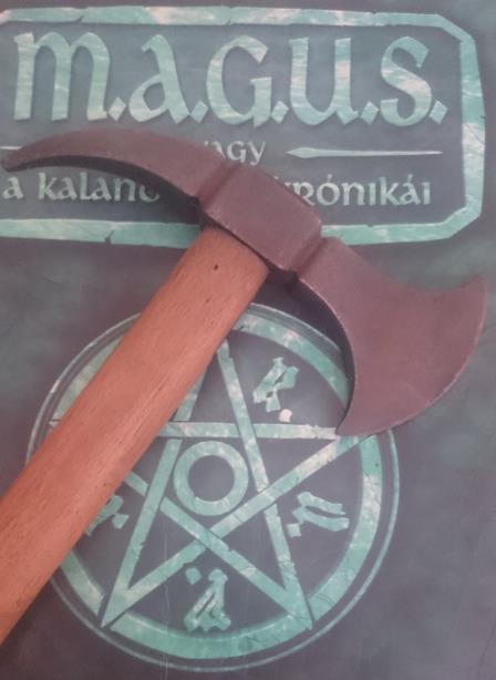 Különleges sempyer-i fegyverek: A fokos a baltára hasonlító, de annál kisebb méretű fegyver. Nevét a megnagyobbodott fokról (a fej éllel átellenes oldala) kapta.