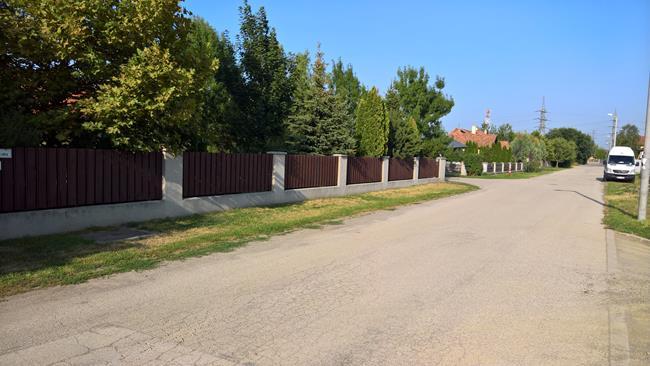 oszlop áthelyezhető Megálló kódja: 32 Komlókert utca új megálló Megálló felszereltsége Oszlop, tábla: Peron: nincs nincs