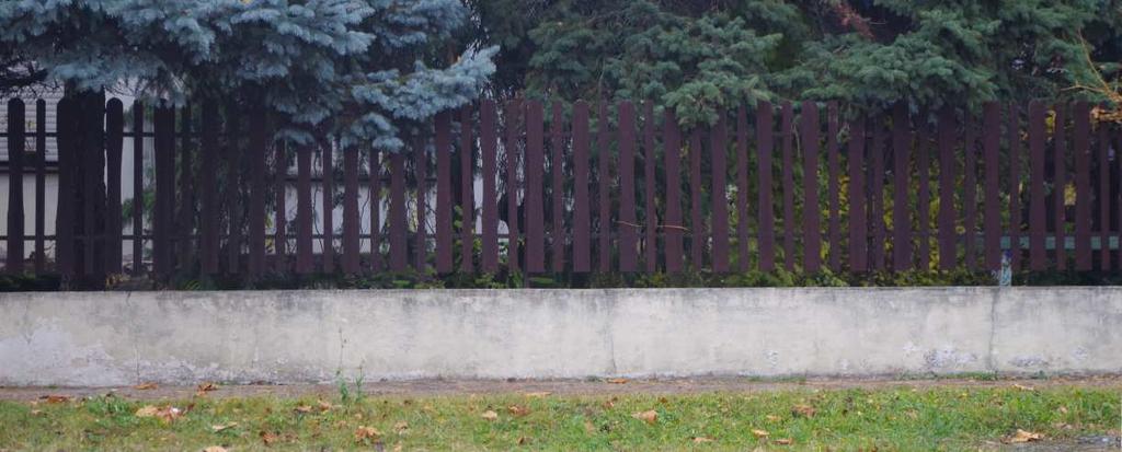 Amennyiben a fa-, vagy fémkerítés sötét színű (sötétbarna, sötétzöld), akkor