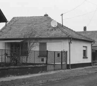 Az átalakítás, felújítás során törekedjünk arra, hogy az épület a falu, építészeti