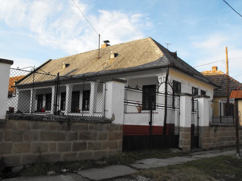A falu Gazdaháza egy XX. század eleji középbirtokos család életmódját mutatja be a tisztaszobától kezdve a szerszámosig, helyben gyűjtött anyagok felhasználásával.