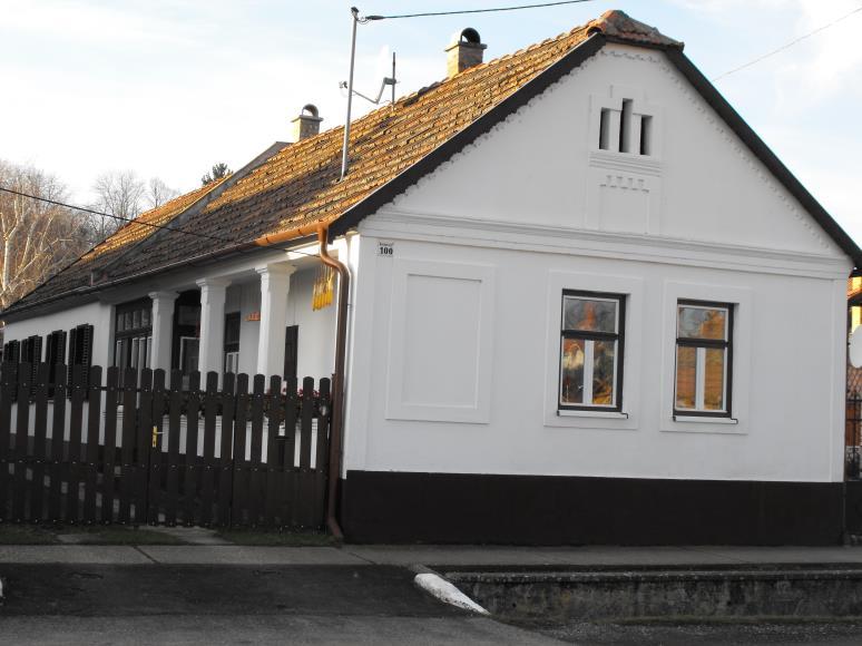 Eredetileg Deutsch volt a vezetékneve, ám a faluhoz fűződő szép gyermekkori emlékei miatt felvette a Cserépfalvi nevet.