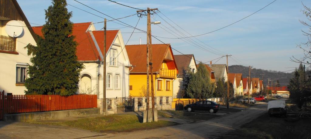 A falusi hagyományoktól eltérő épület méretek, arányok ellenére viszonylag egységes utcaképet alkotnak.