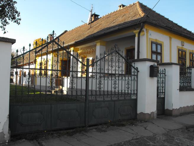 KERÍTÉSEK A régi házak részleteit öröm megfigyelni!