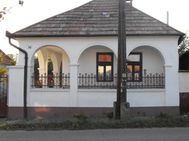 Házaink kiegészítői, a kerítések, lámpák, árnyékolók, postaládák, korlátok egytől egyik aktívan alakítják a végső