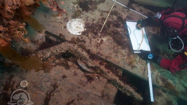 Porcelán tányér az EREBUS tiszti étkezőjében Az EREBUS hajóharangjának megtalálása. Túloldalon a TERROR roncsairól készült SONAR-kép.