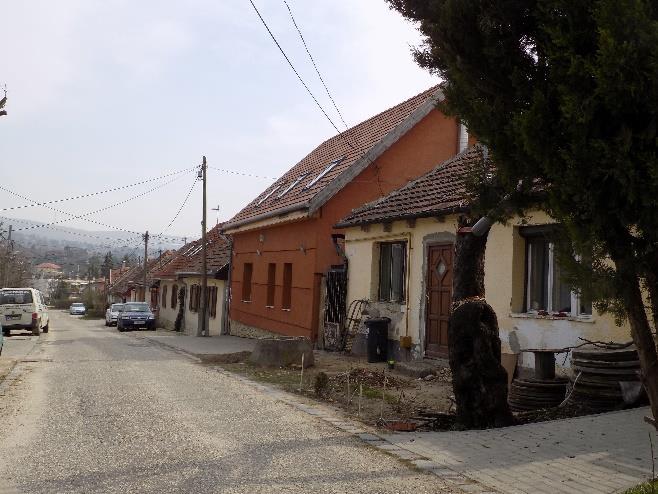 A terület jelenlegi állapota Ady Endre utca déli oldala, hézagosan zártsorú beépítésű lakóházai Ady Endre utca északi oldala