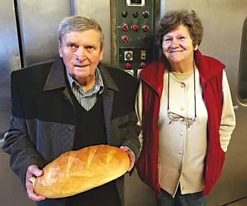 Lajoskomáromban működő pékséget Wanderer Géza még az édesapjától vette át 1966-ban, most pedig fiával együtt vezeti azt, de a munkából szinte az egész rokonság kiveszi a részét.