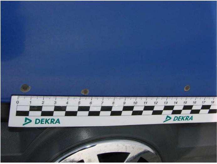 a 3 mm-t Kavicsfelverődés nyomai a gépjármű felszínén, melyek a rozsdásodást gátló