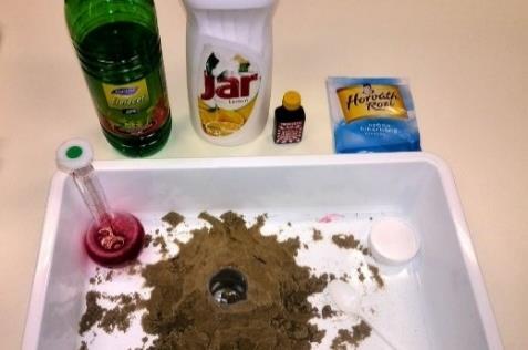 Hólyagos bazalt: sötét, fekete színű könnyű, likacsos kőzet, a (4) - vulkanikus gázok a kőzet anyagát felfújták Bazalt: nagy vastartalmú, nehéz, sötét színű (fekete, sötétszürke) kőzet, nagy