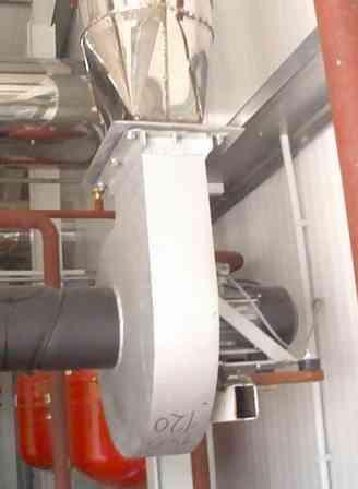 A motor tartó lemez tartja a ventilátort, a ventilátor ház helyett, így csak a csöveket szétbontva lehet motort cserélni. A motor túl közel van a falhoz, nem tud hűlni.