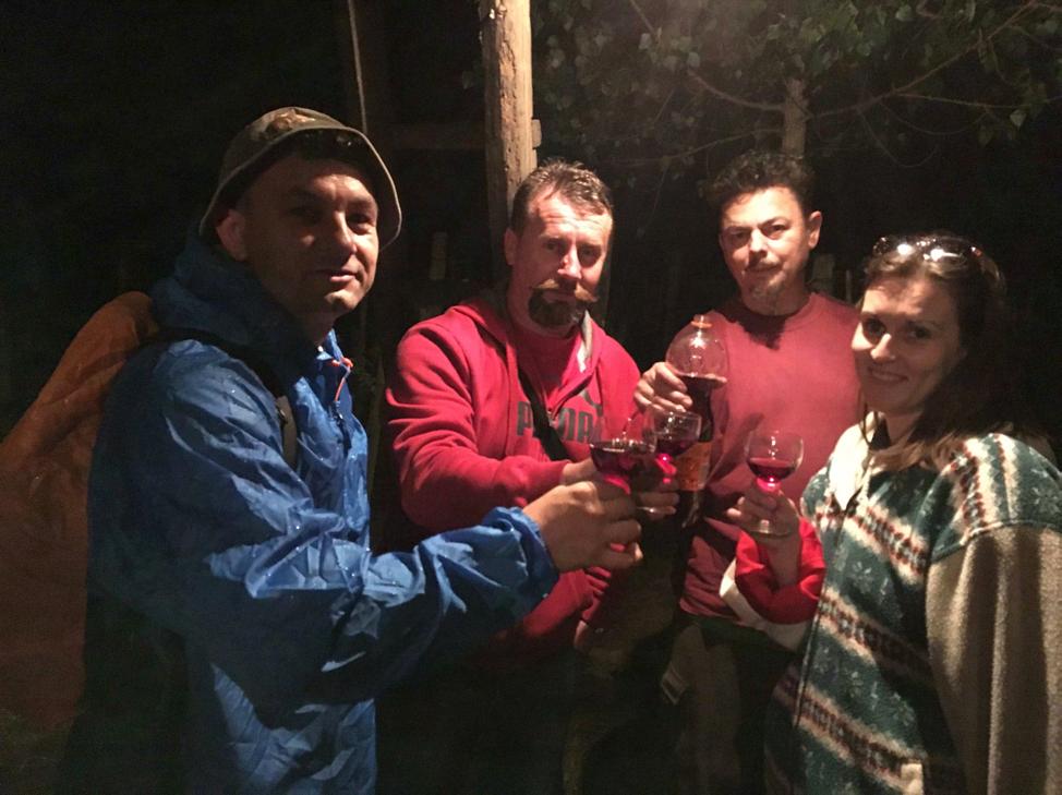 Tíz óra körül az eső is megérkezett, de a túrázókat ez szemmel láthatóan nem hatotta meg, sőt remek hangulatban értek be a célba, úgy hajnal 1 óra