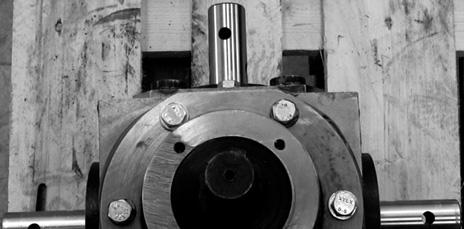 HATTENGELYES SZÖGHAJTÓM FEJLESZTÉSE DEVELOPEMENT OF BEVEL GEARBOX WITH SIX AXES Pintér Ervin doktorandusz, Dr.