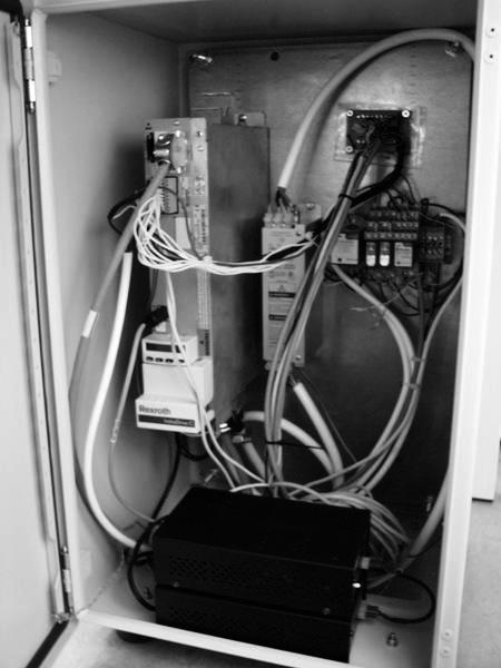 1. ábra. Elektromos szekrény 4. KOMMUNIKÁCIÓ A robotnak kommunikálnia kell a szánnal, a kezelvel és a megfogót is mködtetnie kell. Ehhez készítettünk egy elosztó dobozt (3. ábra).