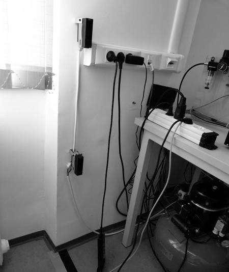 ábra), amely egy mozgatható állványon került elhelyezésre. Erre az állványra akasztható a robot irányító egysége (Teach Pendant) is.